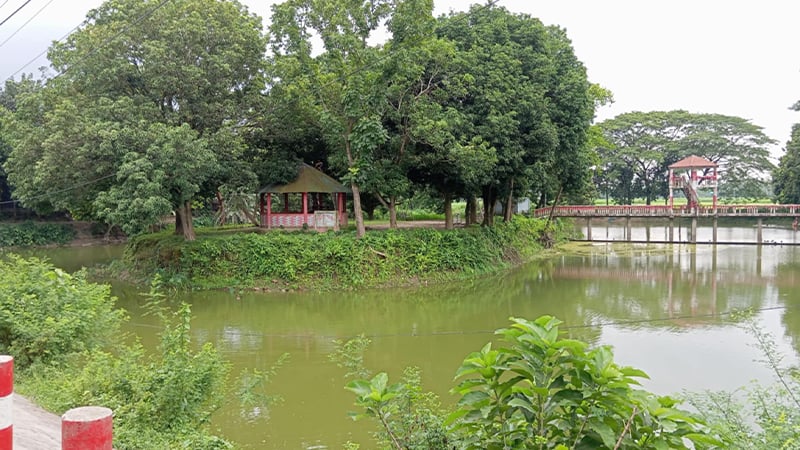 দিনের বেলায় কিশোর গ্যাং, রাতে মাদকসেবীদের দখলে থাকে সাটুরিয়ার ডিসি পার্ক